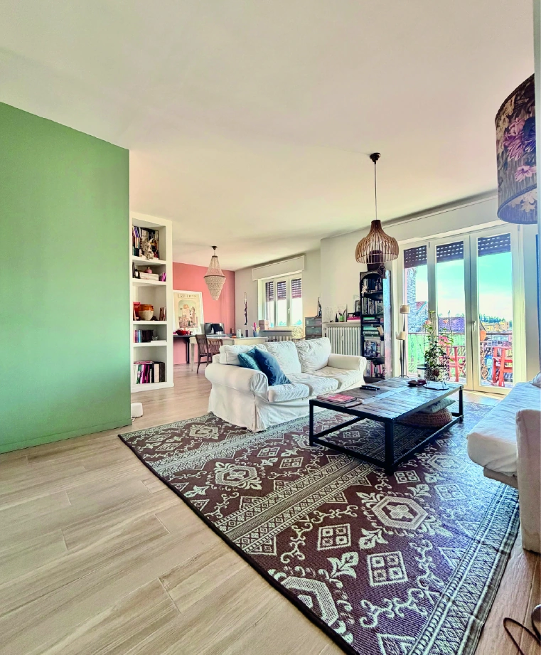 Soggiorno luminoso con balcone per Lakes Region Real Estate