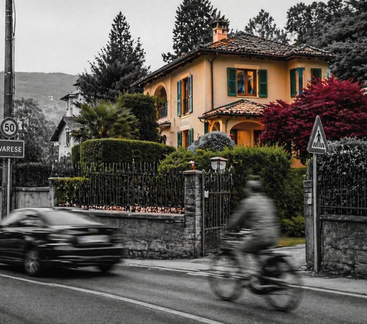 Villa con persiane verdi e giardino curato