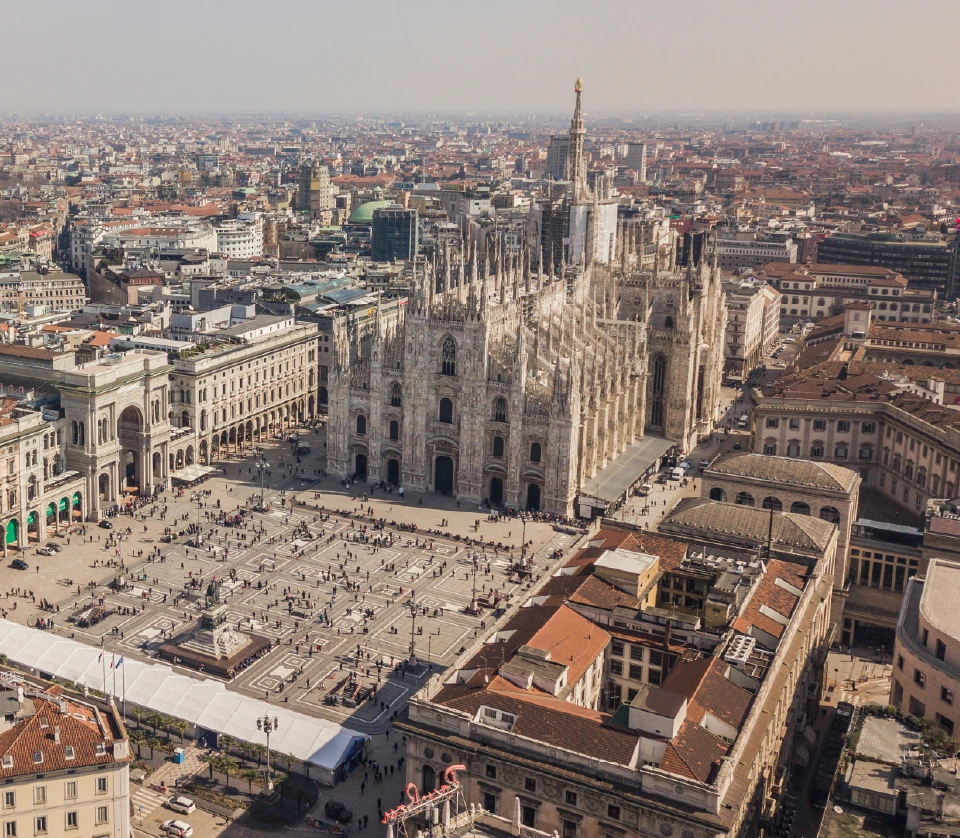 Vista aerea di Piazza Duomo a Milano per locazioni lunghe e transitorie