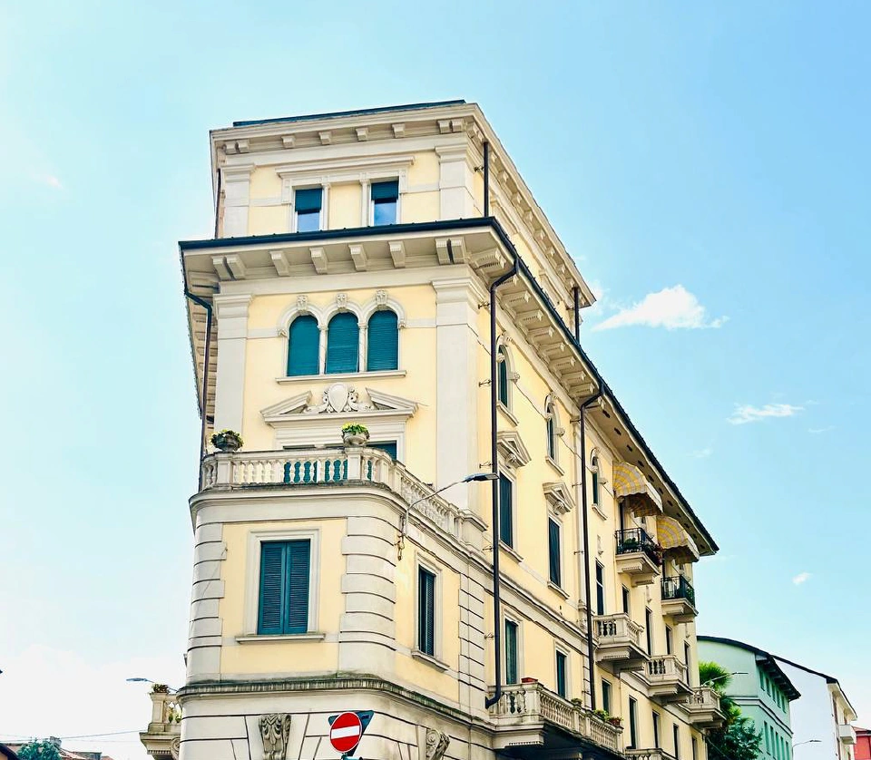 Palazzo storico con facciata elegante e persiane verdi